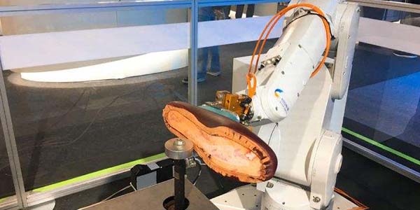 某鞋廠 以2000轉速度將鞋底放在打磨機下麵打磨，沒有想到會這樣的