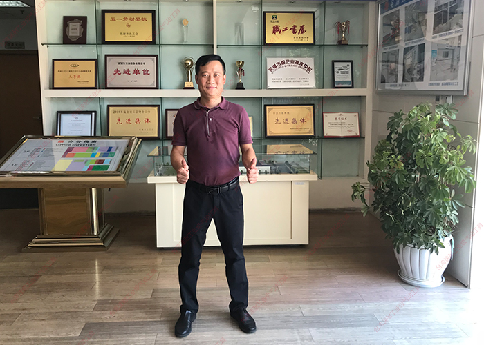 台灣麻豆视频网址下载萬裏揚榮譽證書前留念