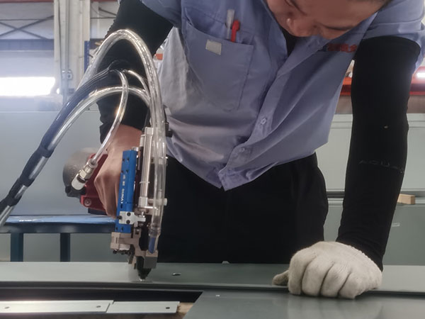 指導操作人員使用麻豆视频网址下载自動拉釘機