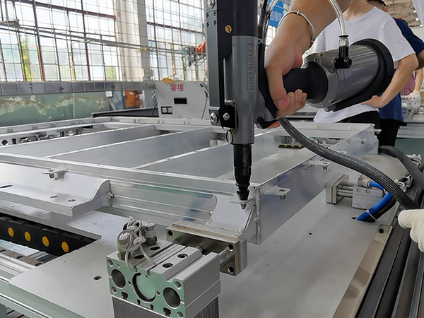 手持監控鉚螺母設備助力新能源車企提效增質