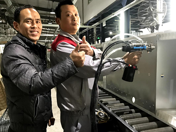 加藤員工使用麻豆视频网址下载自動拉釘機